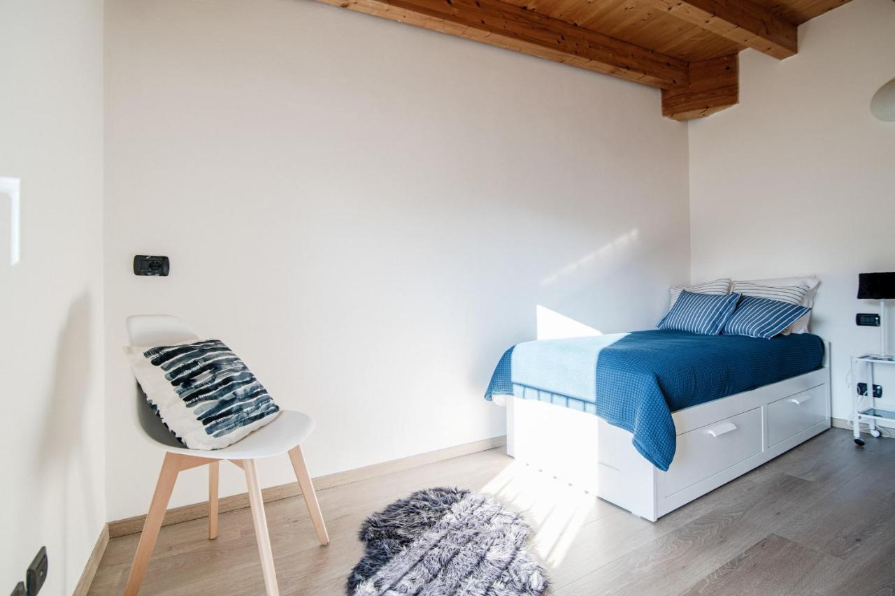White Attic - By Myhomeincomo Camnago Volta Exterior photo