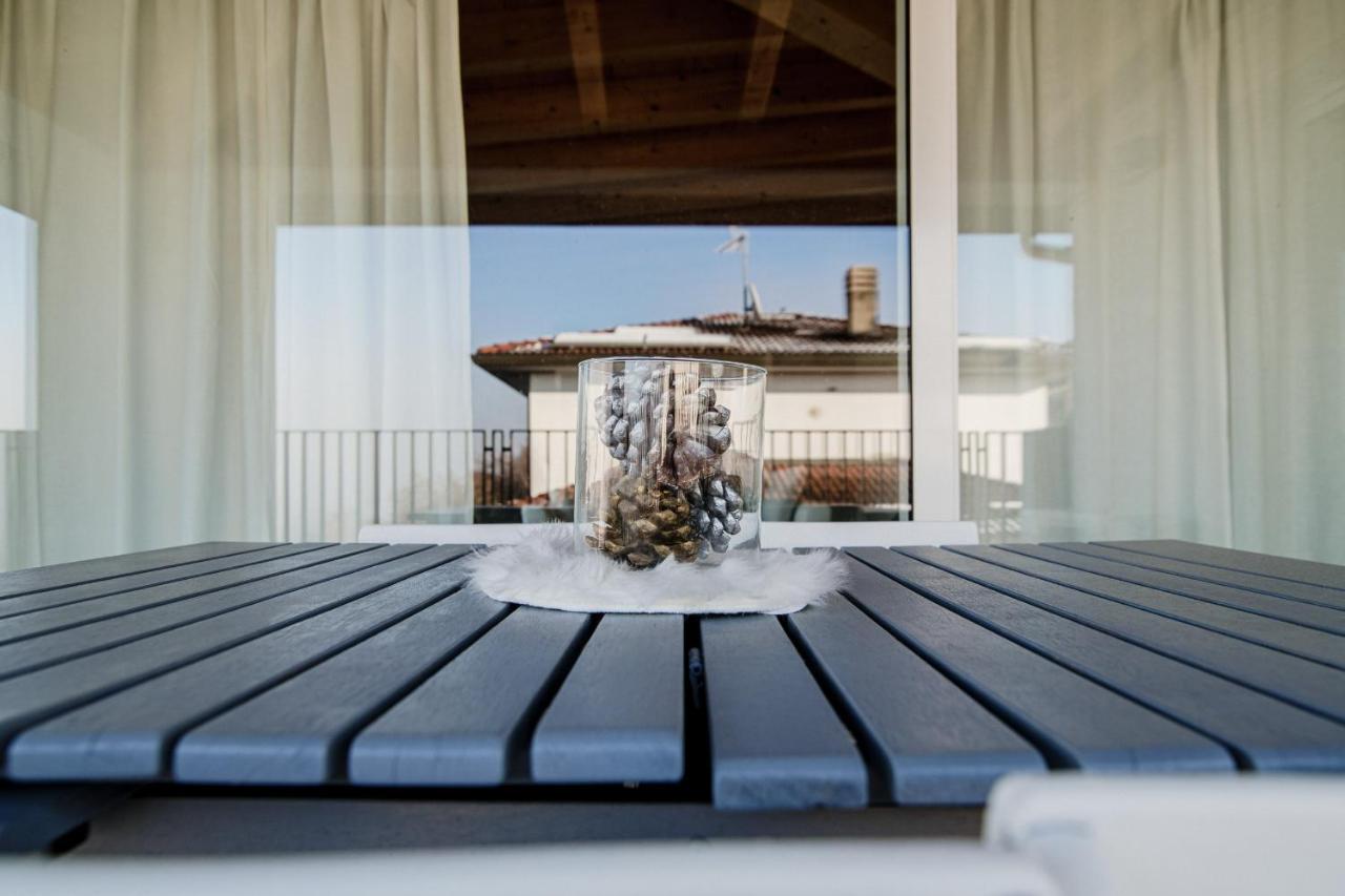 White Attic - By Myhomeincomo Camnago Volta Exterior photo