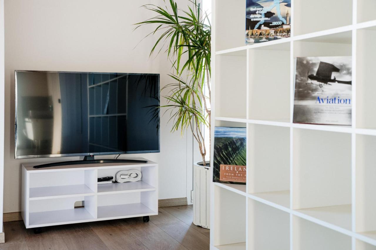 White Attic - By Myhomeincomo Camnago Volta Exterior photo