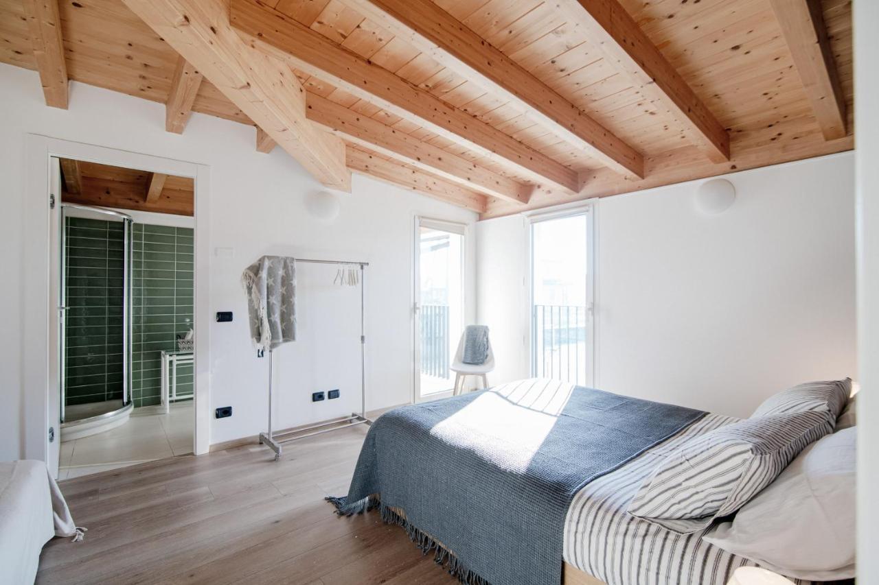 White Attic - By Myhomeincomo Camnago Volta Exterior photo