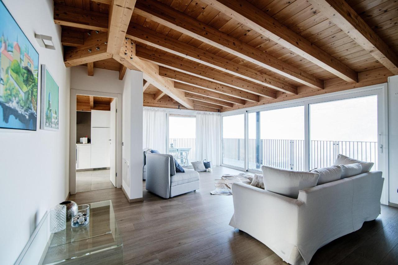 White Attic - By Myhomeincomo Camnago Volta Exterior photo