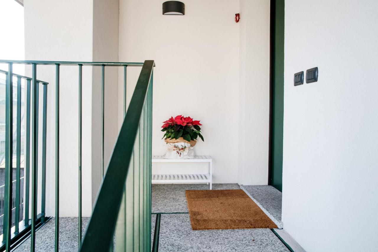 White Attic - By Myhomeincomo Camnago Volta Exterior photo