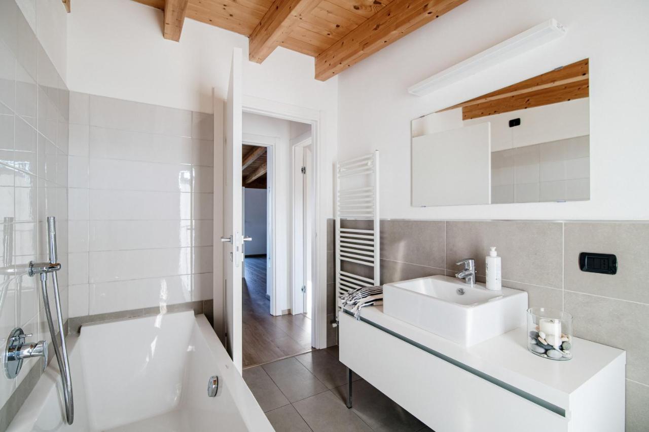 White Attic - By Myhomeincomo Camnago Volta Exterior photo